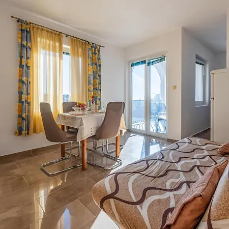 Amazing In Apartment *