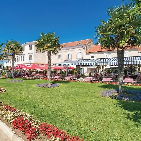 2 Bedroom Beautiful In Pakoštane